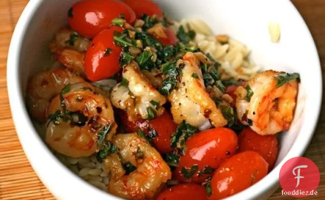 Abendessen heute Abend: Knoblauchgarnelen mit Basilikum, Tomaten und Pfefferflocken