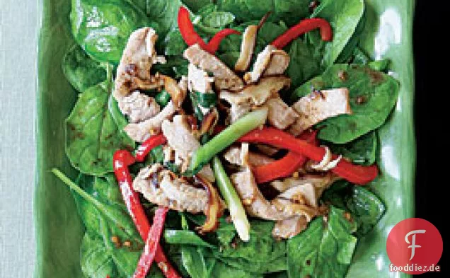 Spinatsalat mit gebratenem Schweinefleisch & warmer Ingwer-Vinaigrette