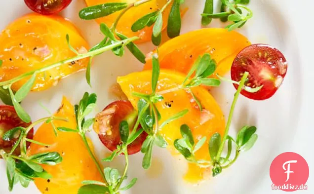 Tomaten-Purslane-Salat mit weißem Pfirsich-Dressing