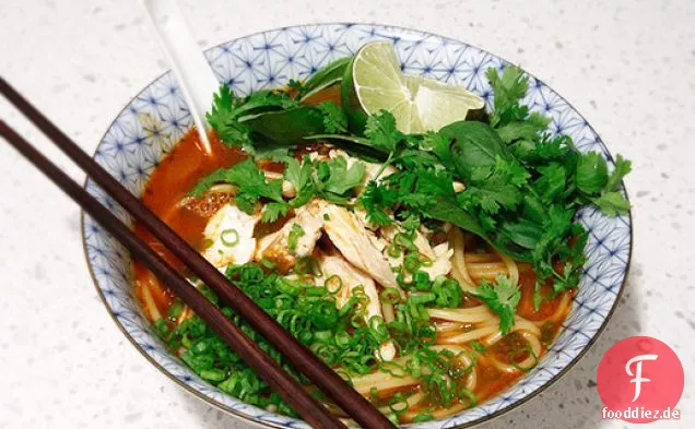 20-Minütige thailändische rote Curry-Nudelsuppe mit Hühnchen
