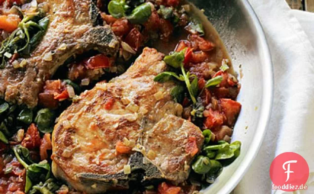 Schweinekoteletts mit goldener Purslane und frischer Tomatensauce
