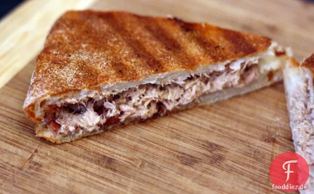 Abendessen heute Abend: 'Inos Thunfisch mit schwarzem Oliven-Pesto Panini