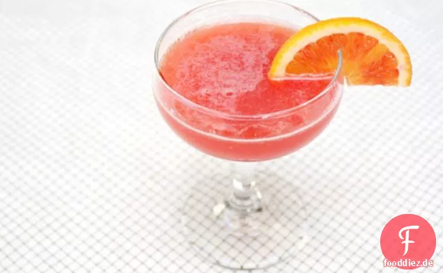 Trinken in der Saison: Gewürzter und gespickter Blutorangencocktail