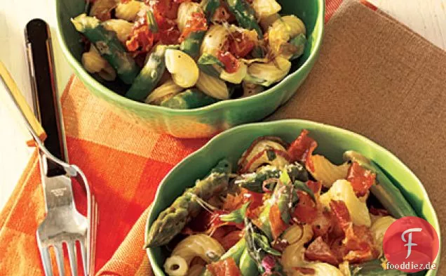 Schwarzer Pfeffer Nudelsalat mit Schinken, Spargel und Romano