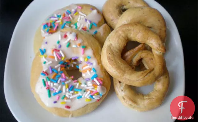 Zwei Arten von Taralli, der italienische Keksknacker