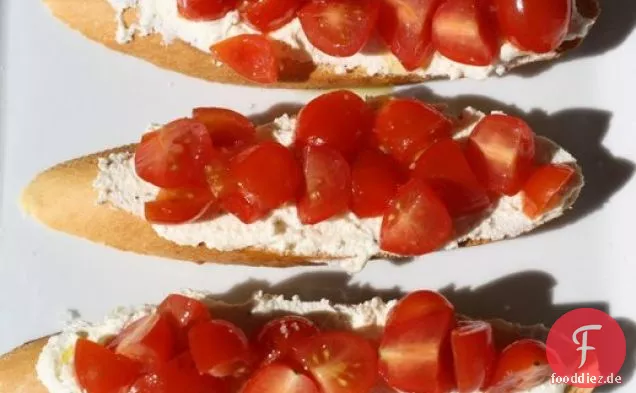 Französisch im Nu: Boursin und Tomaten Mini Tartines