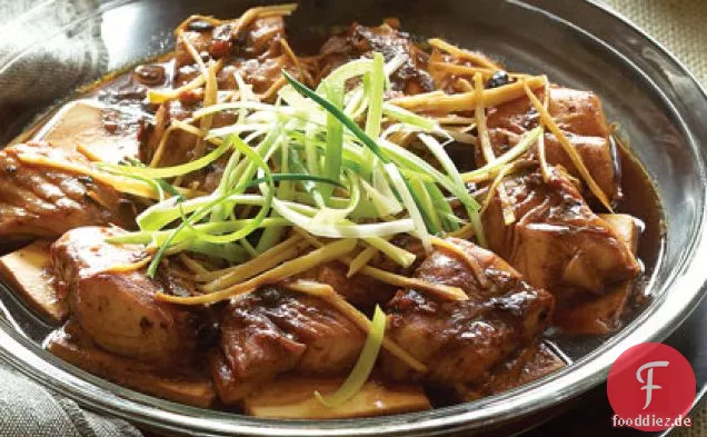 Gedämpfter Fisch auf weichem Tofu mit schwarzer-Bohnen-Sauce