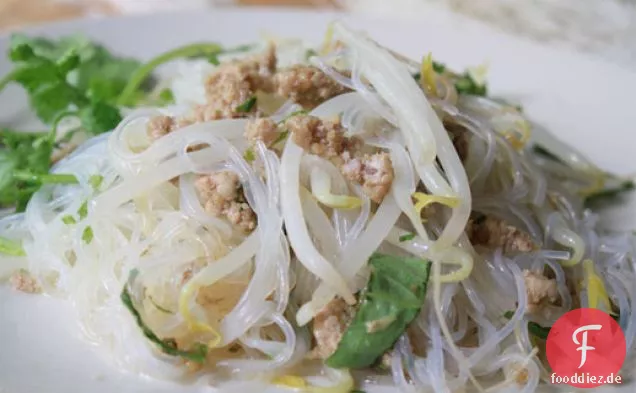 Zellophan-Nudeln mit Schweinefleisch und Thai-Basilikum