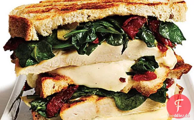 Rosmarin-Hähnchen Panini mit Spinat und sonnengetrockneten Tomaten