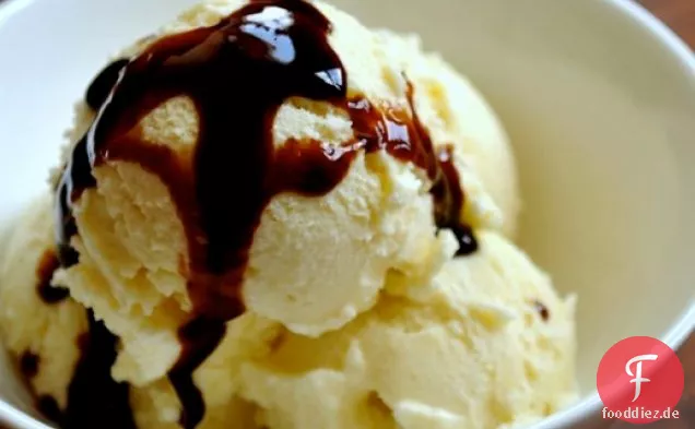 Geschöpft: Weiße Schokolade Minze Eis mit Granatapfelmelasse