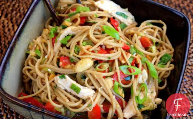 Ernsthafte Salate: Asiatischer Hühnernudelsalat mit Ingwer-Erdnuss-Dressing