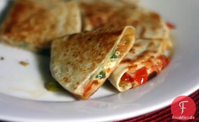 Squash-Blossom-Quesadillas mit Speck und Tomaten