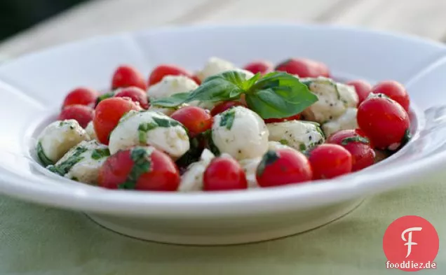 Marinierter Mozzarella-, Kirschtomaten- und Basilikumsalat