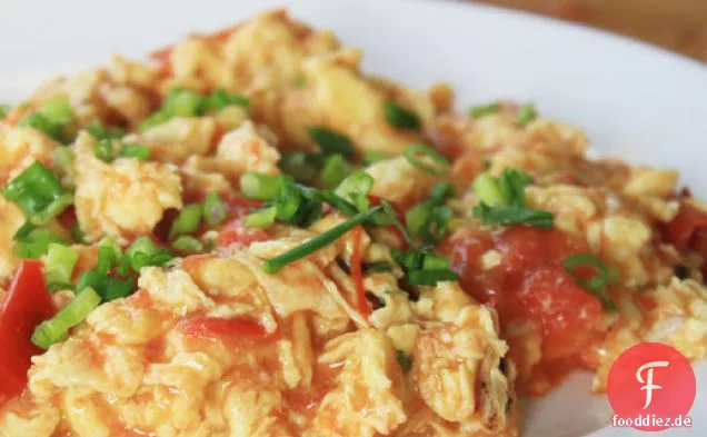 Chinesische Spiegeleier und Tomaten