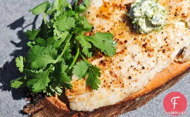 Grillen: Beplankter Weißfisch mit Koriander-Limettenbutter