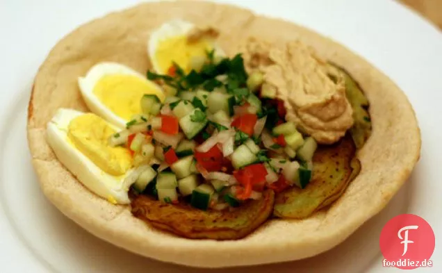 Abendessen heute Abend: Sabich (Auberginen-Sandwich mit Hart Gekochten Eiern)