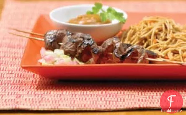 Gegrilltes Rindfleisch Satay mit asiatischen Lo Mein