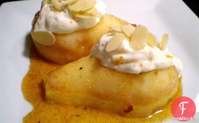 Gesund & lecker: Apfelwein-pochierte Birnen mit Joghurt und gerösteten Mandeln