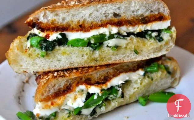 Garlicky Broccoli Rabe, frischer Mozzarella und Tomatenmarmelade Sandwich von Cutty's