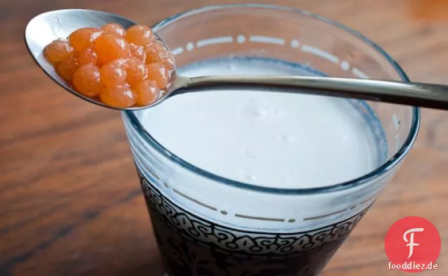 Süße Kokossuppe mit Fruchtperlen