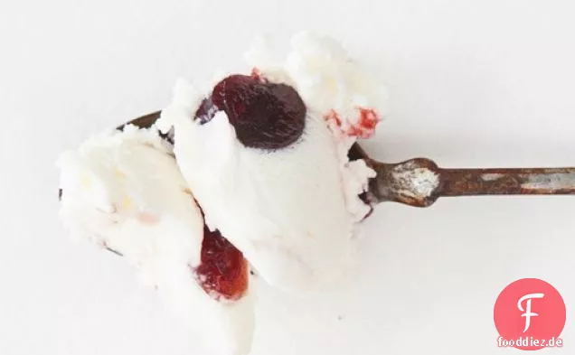Ziegenkäse-Eis mit gerösteten roten Kirschen