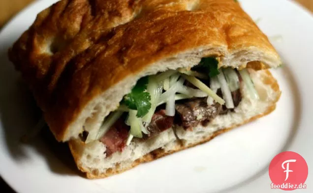Abendessen heute Abend: Steak-Sandwich mit Gurke, Ingwer-Salat und schwarzer Chili-Mayonnaise