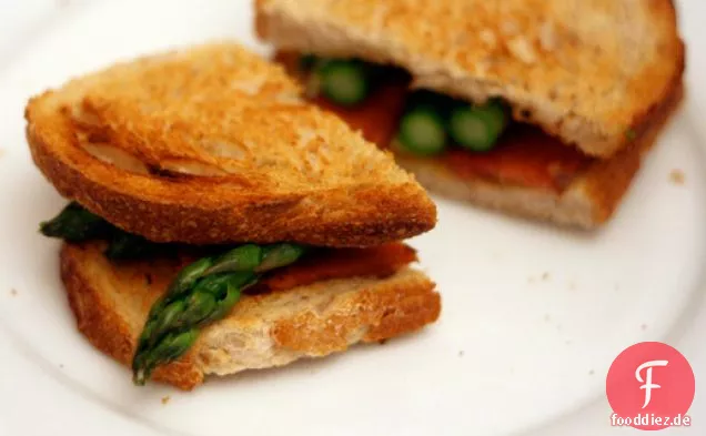 Abendessen heute Abend: Spargel und Speck auf Buttertoast