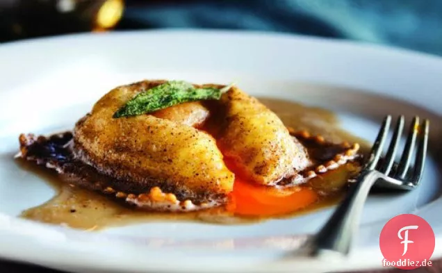 Kochen Sie das Buch: Frischer Ricotta und Eierravioli mit brauner Butter