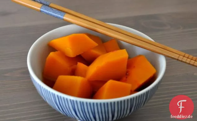 Kabocha No Nimono (in Sake-Sojasauce gekochter Kürbis)
