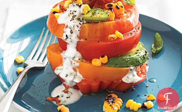Tomaten-Stack-Salat mit Mais und Avocado