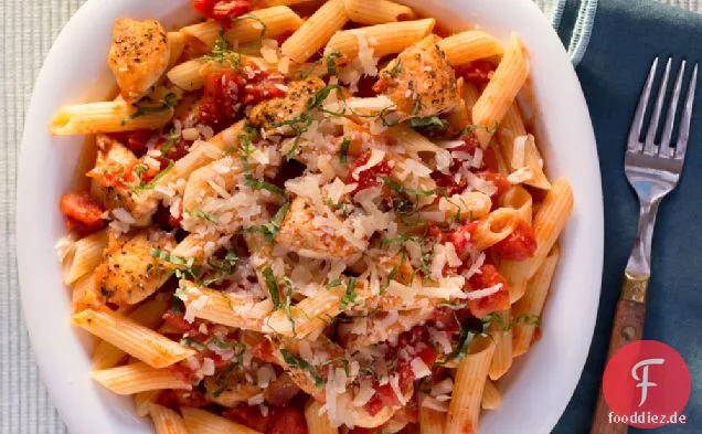 Penne und Hühnerfilet mit gewürzter Tomatensauce