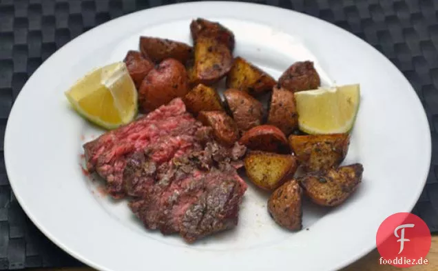 Rocksteak mit Bratkartoffeln und Zitrone