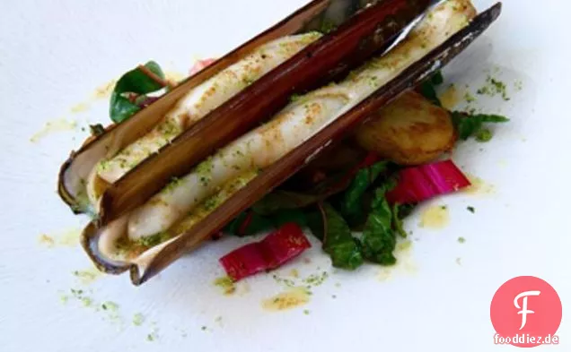 Gegrillte Madras-Venusmuscheln mit sautiertem Mangold und Corni