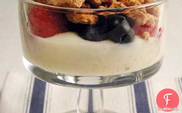 Vanillepudding bröckeln mit gemischten Beeren
