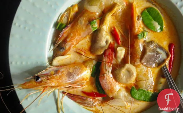 Cremige Tom Yam Kung (thailändische heiß-saure Suppe mit Garnelen)