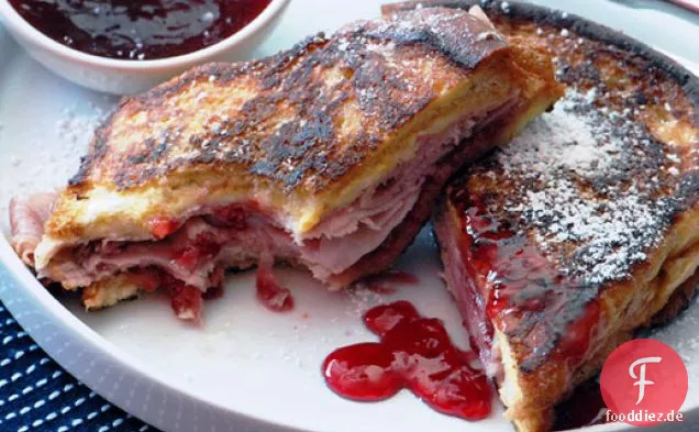 Monte Cristo Sandwich (Gebratener Schinken und Schweizer mit Johannisbeergelee)