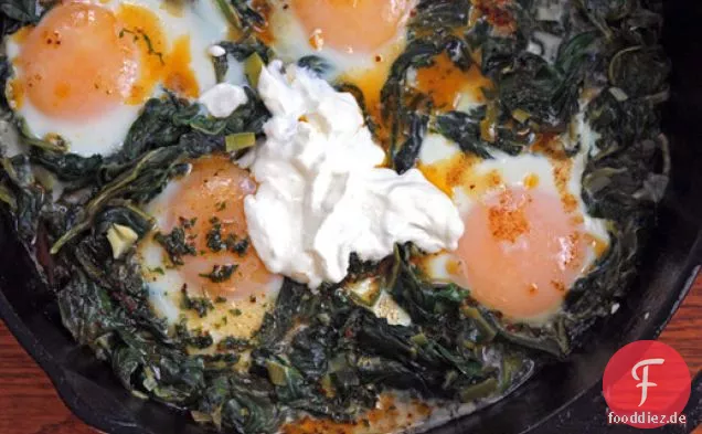 Yotam Ottolenghi's Skillet-gebackene Eier mit Spinat, Joghurt und Gewürzbutter