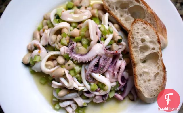 Tintenfisch und weißer Bohnensalat