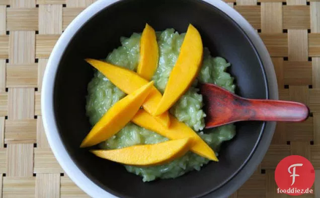 Thai-inspirierter Kokos-Pandan-Milchreis mit frischer Mango