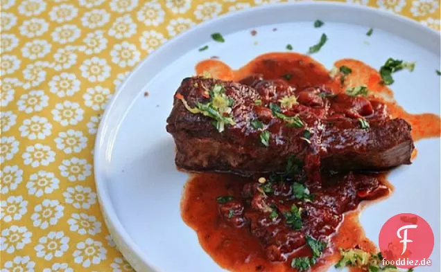 Rotwein-geschmorte kurze Rippen mit Zitronen-Kraut Gremolata