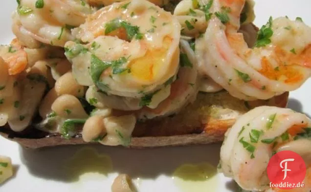 Abendessen für zwei: Gegrilltes Knoblauchbrot mit weißen Bohnen Garnelen Scampi
