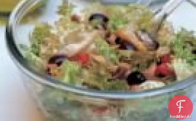 Escarole Salat mit Salz Kabeljau, Sardellen und Oliven