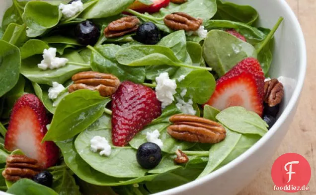 Babyspinat mit frischen Beeren, Pekannüssen und Ziegenkäse in Himbeervinaigrette