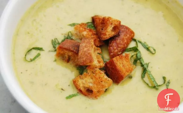 Chillige Sommer-Squash-Suppe mit Joghurt, Minze, und Sauerteig-Croutons
