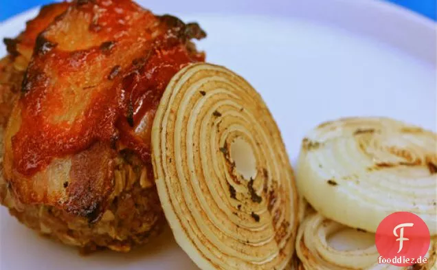 Gegrillter, mit Speck belegter Hackbraten gefüllt mit Bierkäse