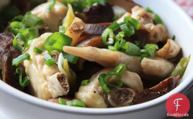 Gedünstetes Huhn und Shiitake-Pilze