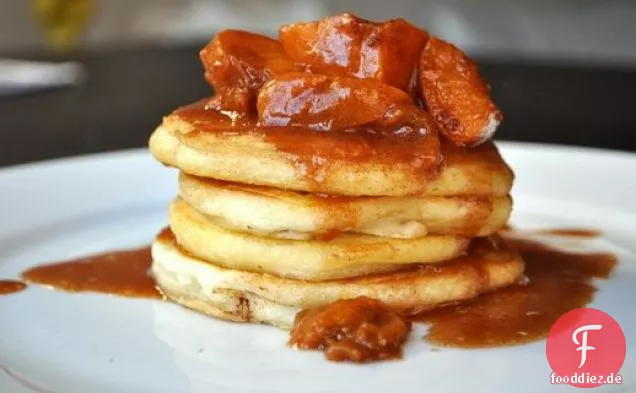 Pfannkuchen mit Aprikosen-Bourbon-Soße