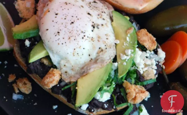 Frühstück Torta (Mexikanisches Frühstückssandwich mit Eiern, knusprigem Schweinefleisch und Bohnen)