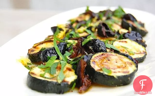 Gegrillte Zucchini mit Oliven, Petersilie und Zitrone