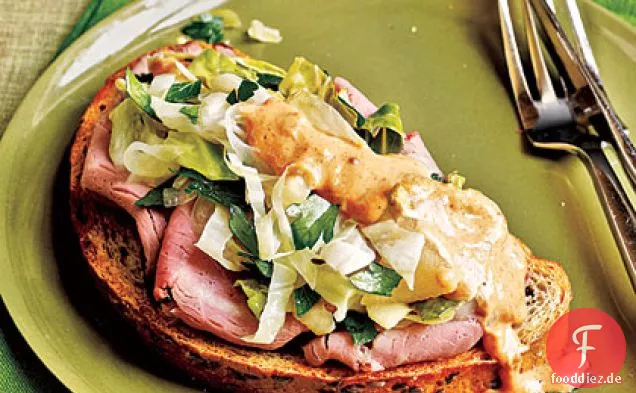 Open-Faced Roastbeef Sandwiches mit geschmortem Kohl Slaw & russische Dressing